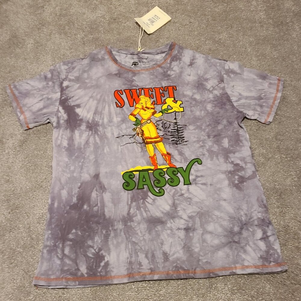 💰Make an offer, bundle and save💰 NWT American Bling "Sweet & Sassy" tshirt